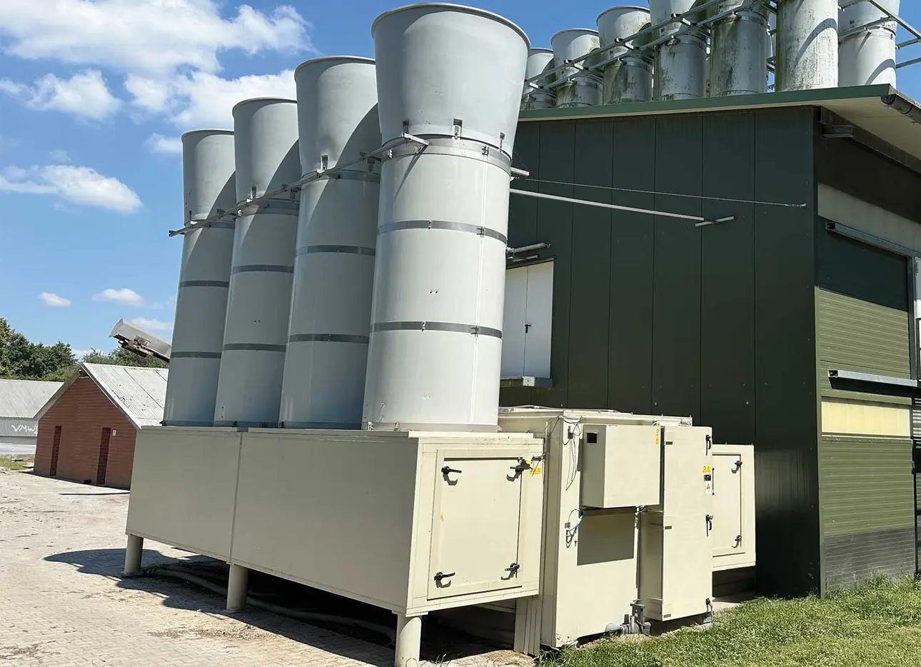Poultry exhaust air cleaning scrubber system