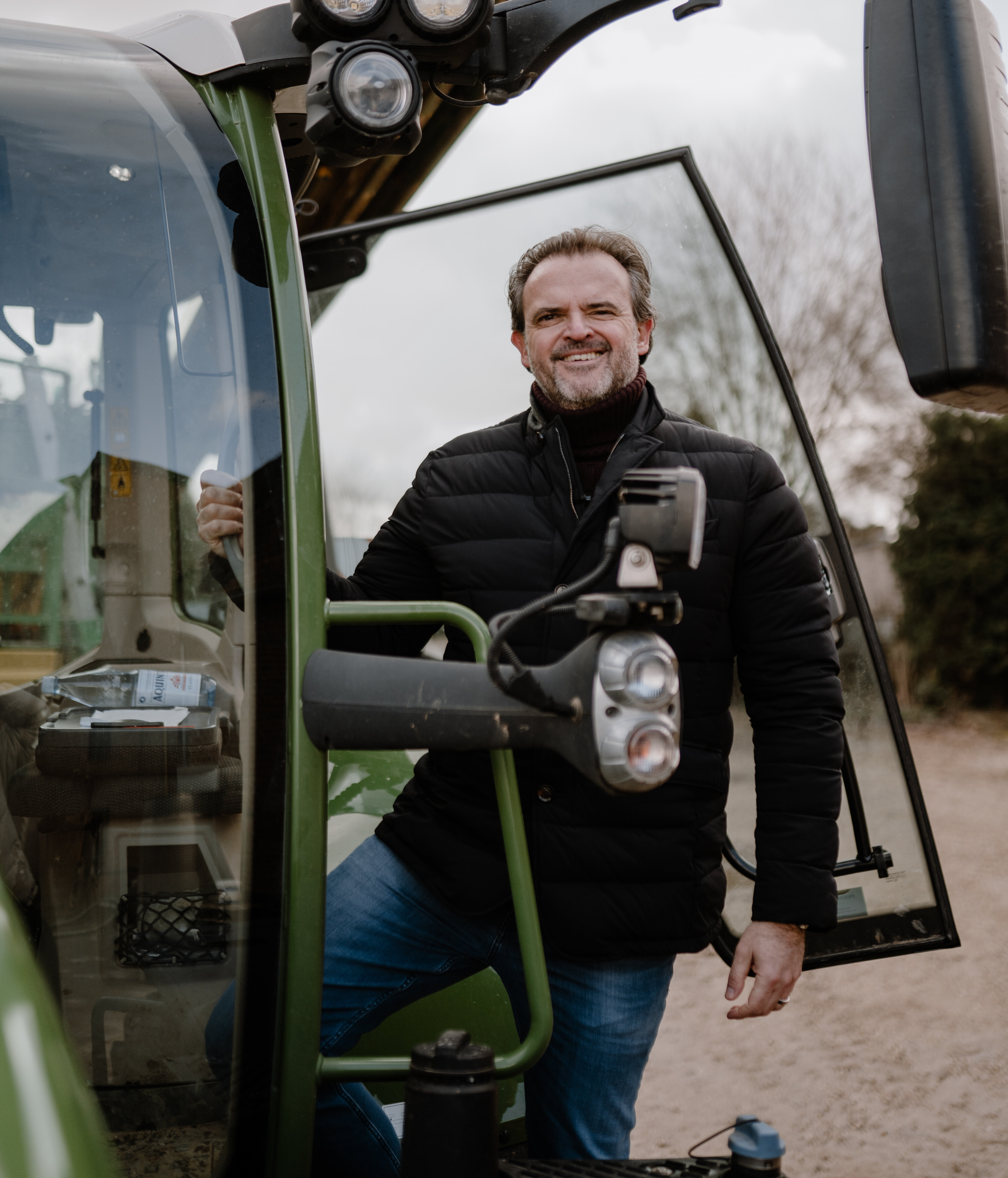 Ein Mann steht an der Tür zu einem Traktor