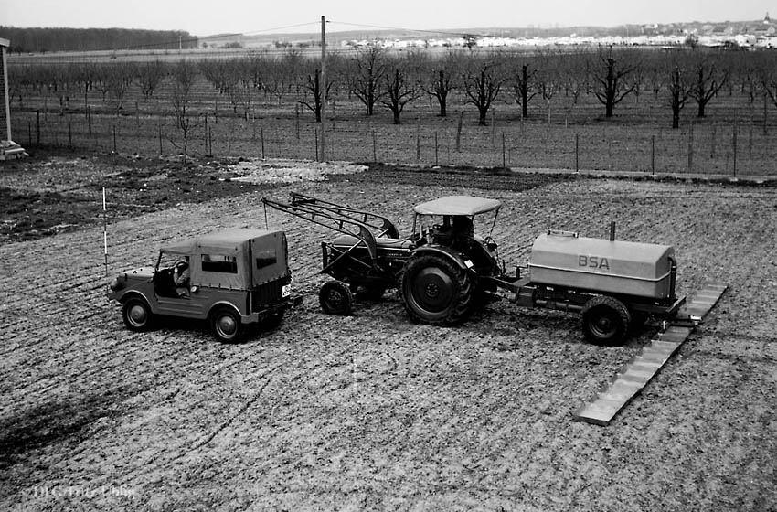 Messung der Querverteilung mit einem Tankwagen Groß-Umstadt, 1966