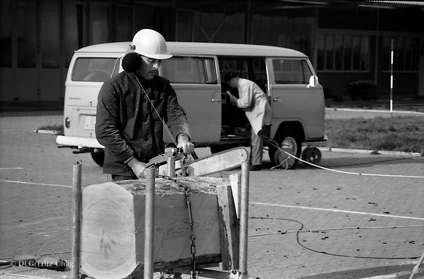 Geräuschmessung an einer Motorsäge, Groß-Umstadt, 1974