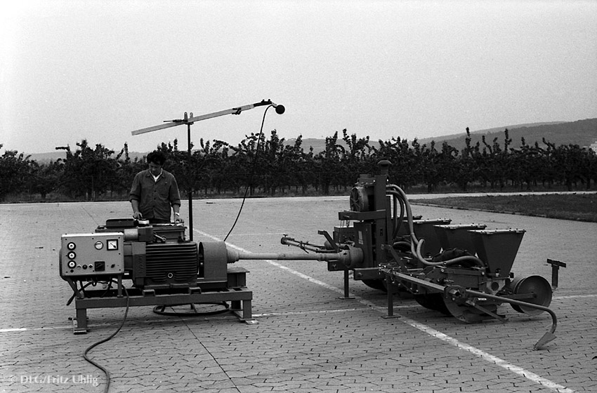Geräuschmessung an einer pneumatischen Einzelkornsämaschine Groß-Umstadt, 1974
